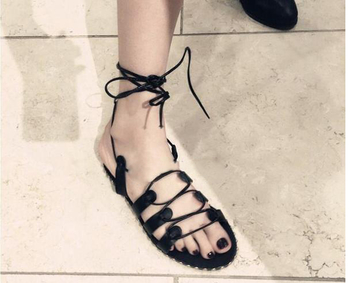 Интересни дамски сандали с връзки и високо завръзване