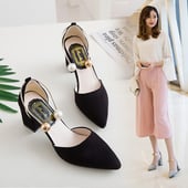 Уникални обувки на дебел висок ток и перлена закопчалка около глезена