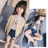 Μοντέρνο πλεκτό πουλόβερ με τρύπες σε γκρι και απαλό κίτρινο χρώμα