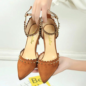 Много модерни дамски обувки на висок ток със златисти нитове