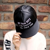 Casual κυρίες καπέλο faux δέρμα με μια ενδιαφέρουσα επιγραφή σε 2 χρώματα