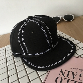 ρετρό καπέλο ανδρών με μια επίπεδη ζελατίνα σε γκρι και μαύρο έκδοση