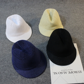 Стилна плетена шапка с козирка