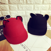 Μια όμορφη καπέλο κυρία με τα αυτιά