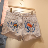 Οι γυναίκες κοντά σορτς ριγέ