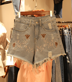 Οι γυναίκες κοντά σορτς τζιν με όμορφα κεντήματα