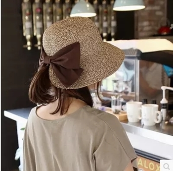 Елегантна дамска шапка с голяма панделка