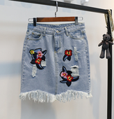 Μια μεγάλη καθημερινή κυρίες τζιν φούστα με κεντήματα και βλεφαρίδες