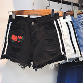 Οι γυναίκες τζιν σορτς σε μαύρο και λευκό με κέντημα