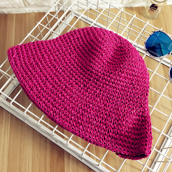 Най-различни цветове плетени шапки за дамите