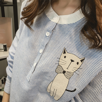Μακριά μεγάλη κυρίες πουκάμισο με κεντημένο γάτα