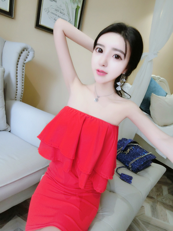 Страхотна дамска къса червена рокля с голи рамене