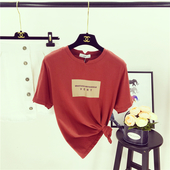 Καθημερινά μπλούζα με κοντά μανίκια και μια επιγραφή σε δύο διαφορετικές dvyata