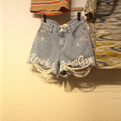 Μεγάλη κυρίες σύντομη τζιν με σχισμένο παντελόνι