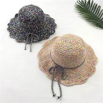 αναδιπλούμενο ψάθινο καπέλο στην παραλία των γυναικών σε διάφορα χρώματα