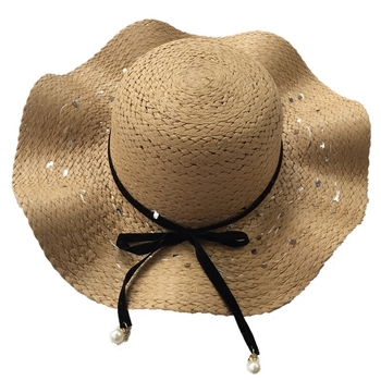 Κυρίες ψάθινο καπέλο στην παραλία με όμορφη κορδέλα