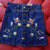 Φρέσκα κυρίες τζιν φούστα με όμορφα κεντήματα