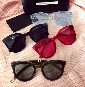 Κομψή γυαλιά ηλίου με πλαστικά πλαίσια