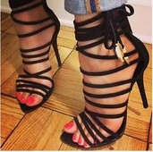 σανδάλια Νέο μοντέλο γυναικών με ιμάντες και την ηλεκτρική ενέργεια