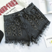 Къси дамски дънкови панталони с много интересни халки и ресни по крачолите