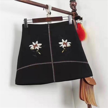 Интересна дамска пола с флорални мотиви в няколко цвята