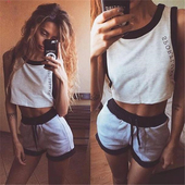 σπορ σύνολο κομψό γυναικών από 2 μέρη - η κορυφή της δεξαμενής και σορτς σε γκρι