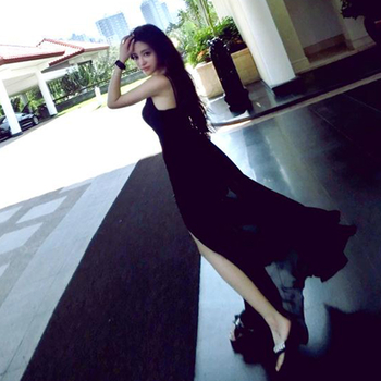 Много красива дамска дълга черна шифонена рокля