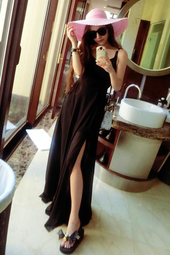 Πολλές όμορφες κυρίες μακρύ μαύρο φόρεμα σιφόν