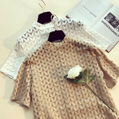 Μια μεγάλη καθημερινή κυρίες μπλούζα με κοντά μανίκια σε δύο διαφορετικά χρώματα