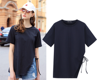 Οι μαύρες γυναίκες κάθε μέρα T-shirt με κοντά μανίκια και πολύ ενδιαφέρουσα σχισμή στη μία πλευρά