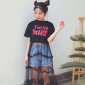 Μεγάλη κυρίες φόρεμα μιμείται ένα σύνολο από δύο μέρη (φούστα + μπλούζα)