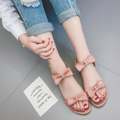 Οι γυναίκες πολύ φρέσκο ​​σανδάλια με όμορφες κορδέλες