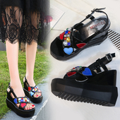 Много свежи дамски сандали на платформа с неплъзгаща се подметка