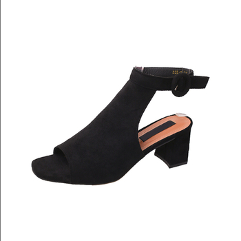 Πολύ ενδιαφέρουσα γυναικεία σουέτ  παπούτσια με ψηλό τακούνι σε μπεζ και μαύρο χρώμα