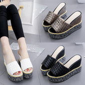 Дамски чехли от изкуствена кожа и десет сантиметрова платформа