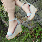 Μεγάλη κυρίες πλατφόρμες με σόλες από καουτσούκ και ιμάντες των τζιν τζιν