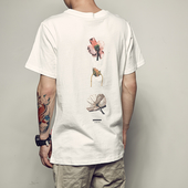 Καθαρίζονται μπλούζα με κοντά μανίκια και πολύ όμορφα πολύχρωμα στολίδια στην πλάτη