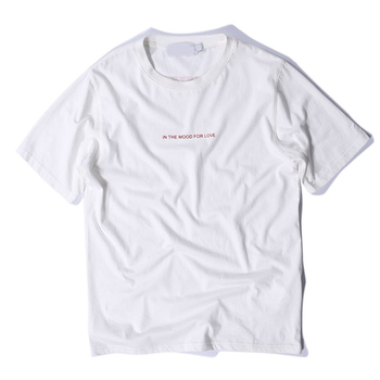Καθαρό βαμβάκι T-shirt με μια μικρή επιγραφή σε δύο χρώματα