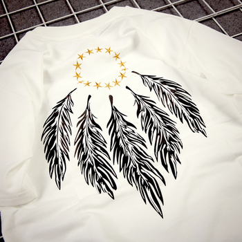 πουκάμισο Πολύ ενδιαφέρον των ανδρών με κοντά μανίκια σε μαύρο και άσπρο με απλικέ - ινδική φτερά