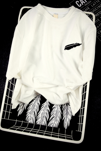 πουκάμισο Πολύ ενδιαφέρον των ανδρών με κοντά μανίκια σε μαύρο και άσπρο με απλικέ - ινδική φτερά