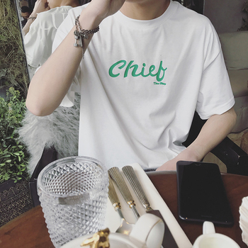 Σύγχρονη αρσενικό ευρύ-shirt με κοντά μανίκια και ένα στήθος επιγραφή
