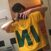 Μεγάλη ευρεία αρσενικό T-shirt σε διάφορα χρώματα