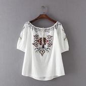 Уникална дамска тениска с паднало рамо и бродерия по яката