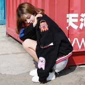 Είναι ενδιαφέρον σπορ σακάκι των γυναικών με επιθήματα και κινούμενα λεζάντες