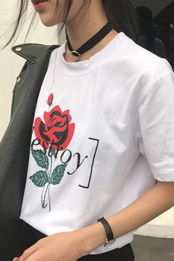 Актуална и свежа дамска тениска с роза в бял и черен вариант