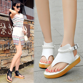 Μεγάλη κυρίες σανδάλια σε δύο χρώματα και υψηλή κούμπωμα