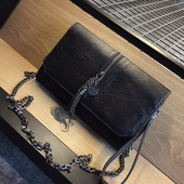 Много стилна дамска черна кожена чанта през рамо