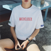 Καταπληκτική mens μακρύ T-shirt με κοντά μανίκια και μια επιγραφή «MUCHCLOSER» σε δύο χρώματα