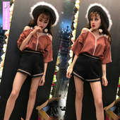 Αθλητικό-Κομψό γυναικείο Σετ με μπλούζα μακρυμάνικη και μαύρα σορτσάκια