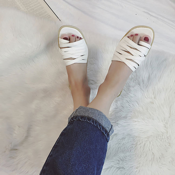 Ежедневни дамски чехли с каишка през единия пръст в бял цвят